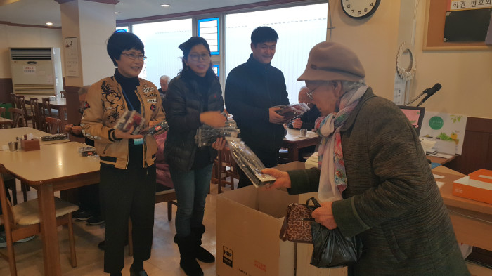 20170224 흰돌실버타운_장갑나눔행사 (2).jpg