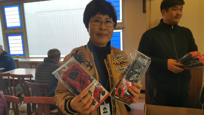 20170224 흰돌실버타운_장갑나눔행사 (3).jpg