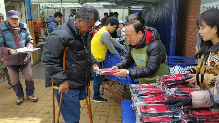 20170227 부산진역 _장갑나눔행사 (2).jpg