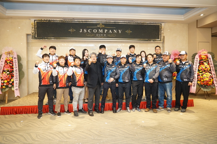 축소2-13 2017송년의밤_단체사진.JPG