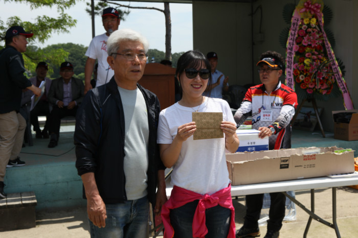 3-5 한국낚시총연합회 김동현 회장 행운상.jpg