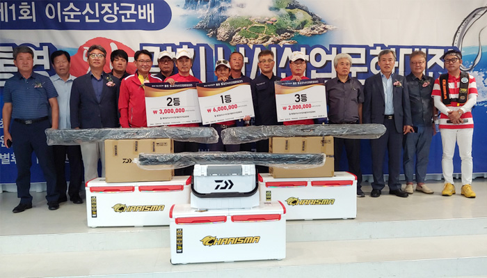 12 입상자와 대회 관계자.jpg