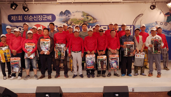 13 선단 1위 시상. 퀴마 팽창식구명복 상품..jpg