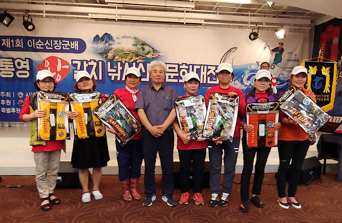 17 여성 참가자에게 팽창식 구명복 증정.jpg